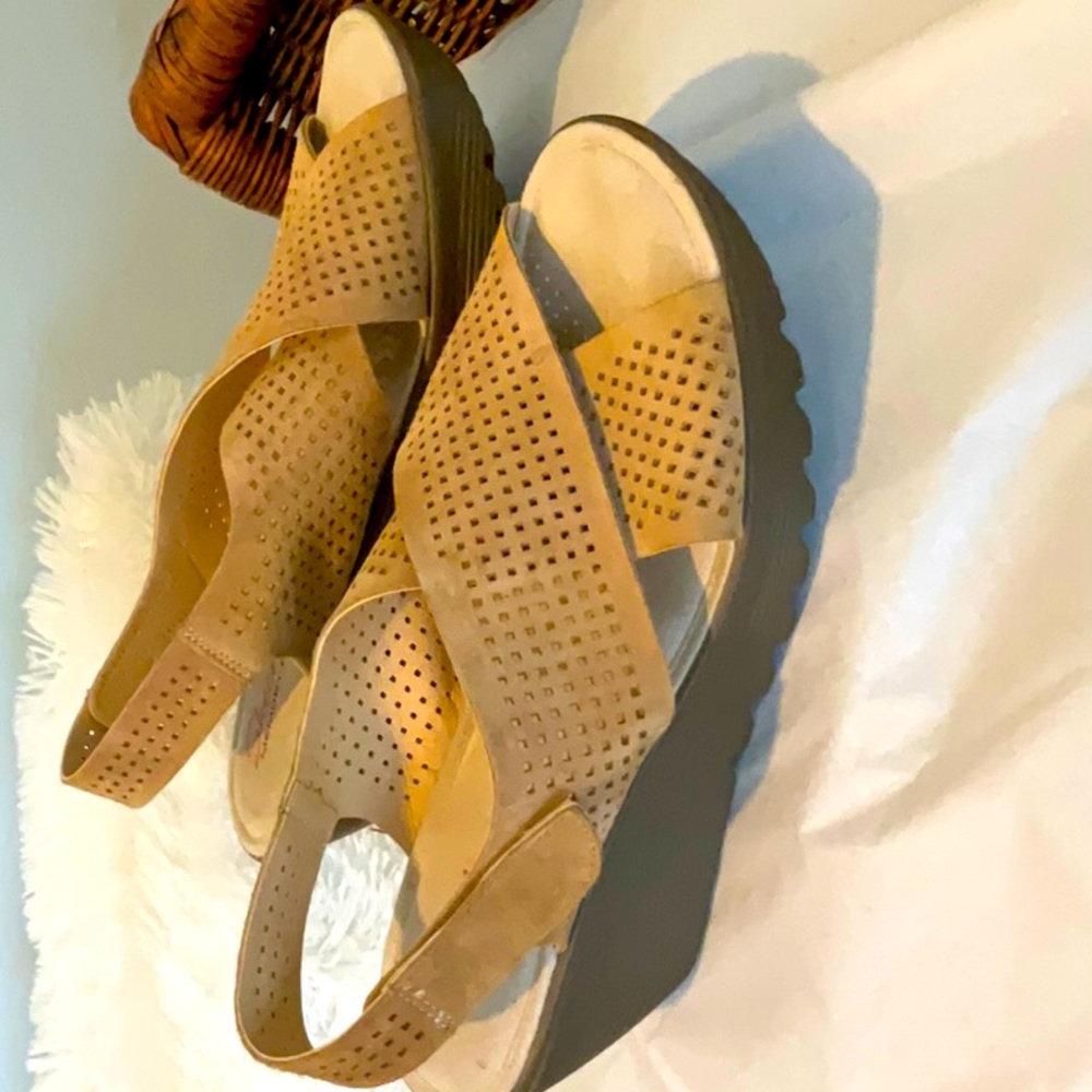 Sketchers Suede Sandles- Butterscotch Suede